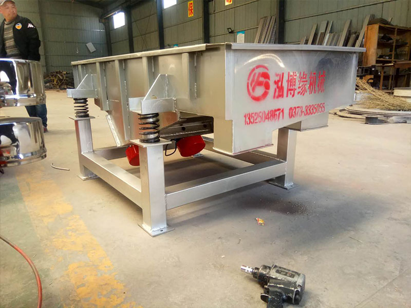 直線篩粉機(jī)在實(shí)際生產(chǎn)過程中投料不均勻所產(chǎn)生的三大后果振動(dòng)篩生產(chǎn)廠家總結(jié)(泓博緣機(jī)械)